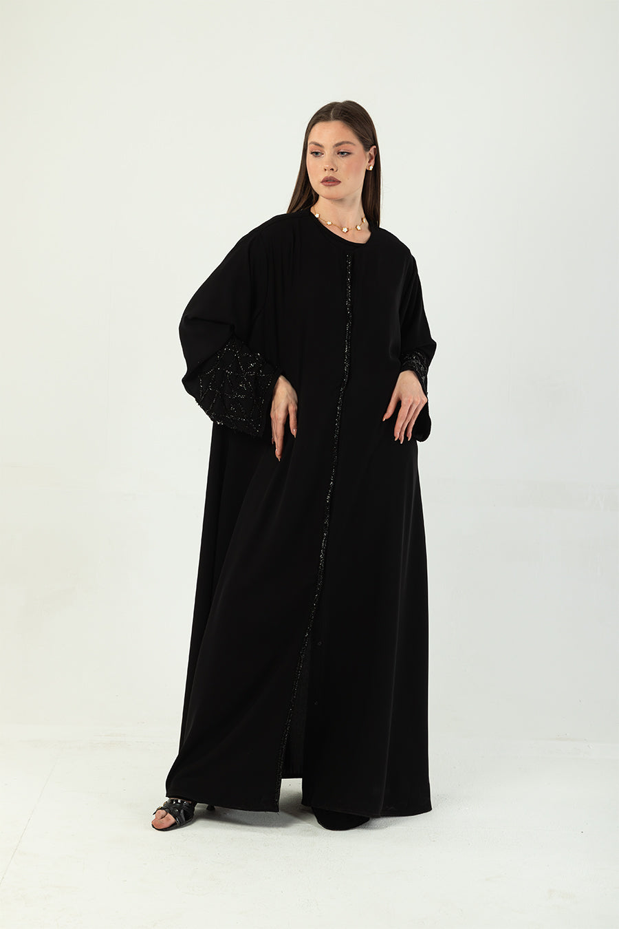 عباءة كريب ملكي شديد السواد بخرز ياباني