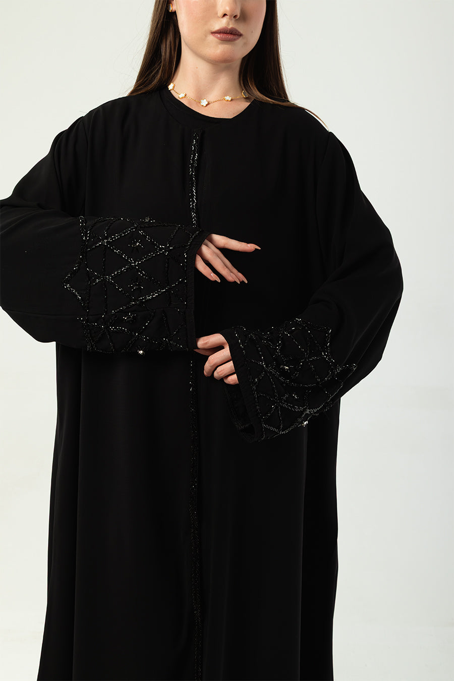 عباءة كريب ملكي شديد السواد بخرز ياباني