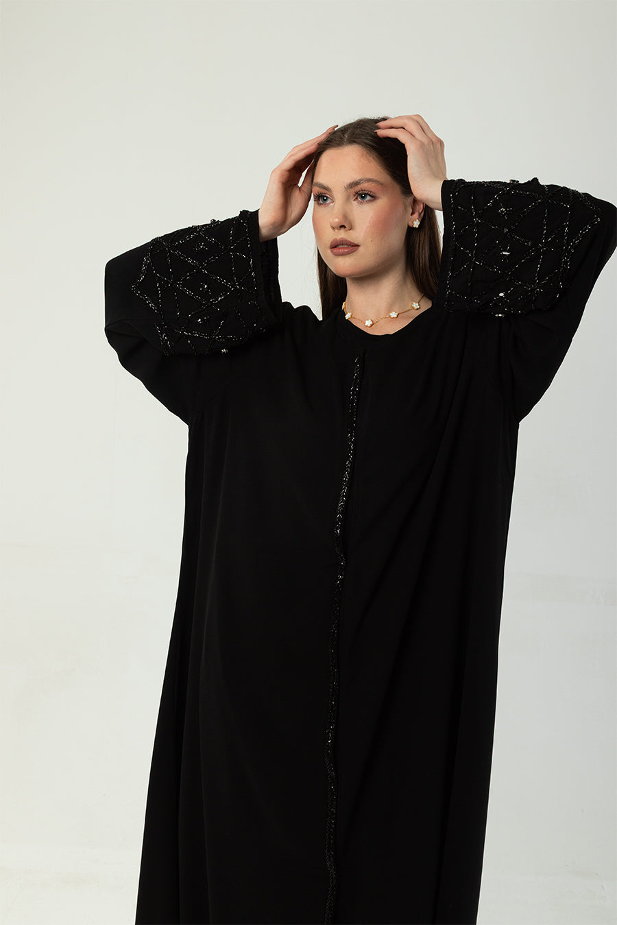 عباءة كريب ملكي شديد السواد بخرز ياباني