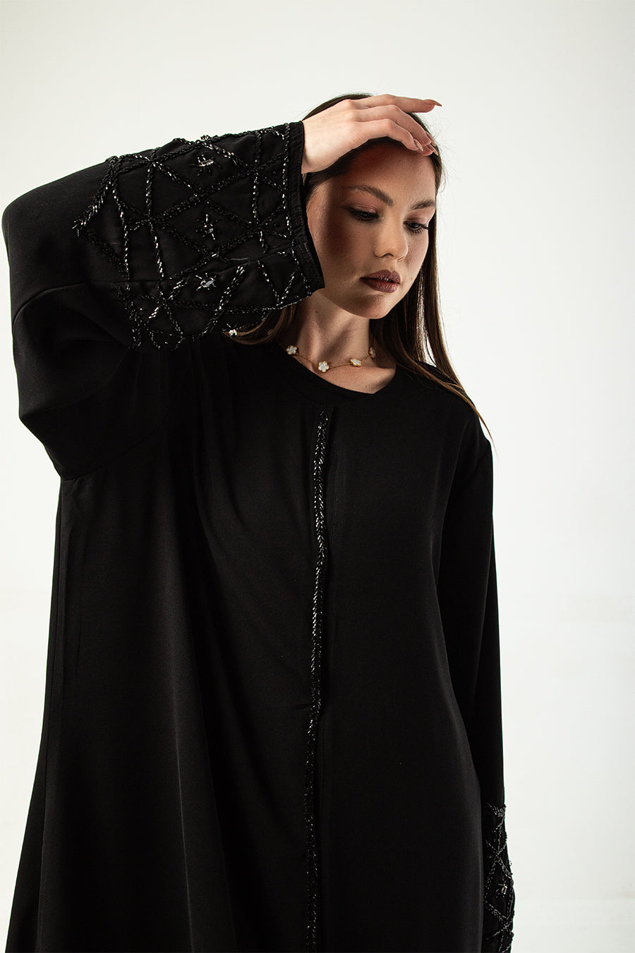 عباءة كريب ملكي شديد السواد بخرز ياباني